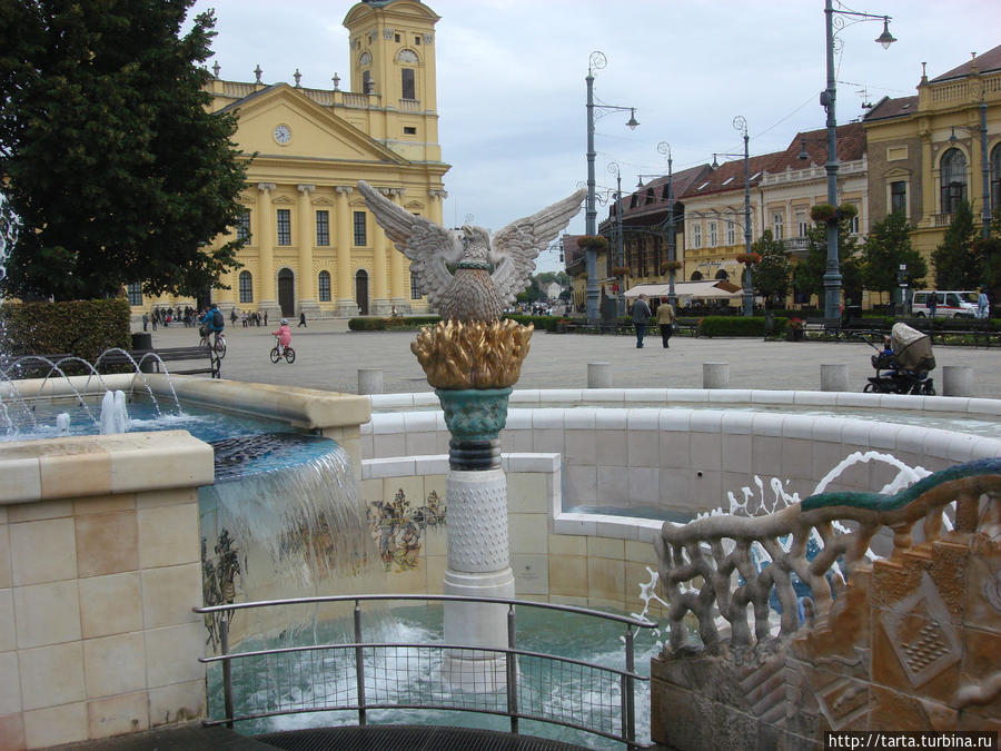 Реформаторский собор и фонтан на главной площади Дебрецена Дебрецен, Венгрия