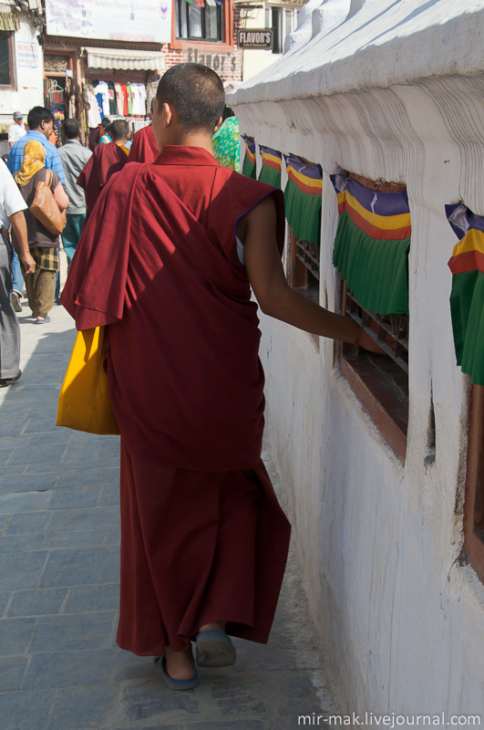 Барабаны вращаются не прекращаясь, разнося по округе негромкий металлический звук. Барабаны вращаются не прекращаясь, разнося по округе негромкий металлический звук.