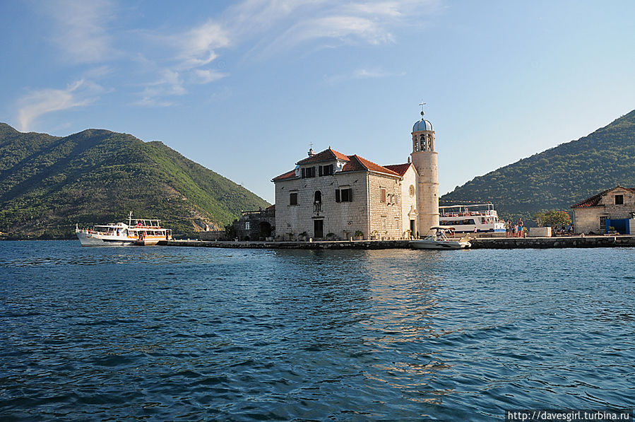 Вид на остров с катера Пераст, Черногория