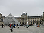 Музей Лувр расположен в центр Парижа на правом берегу Сены,на улице Риволи в 1 округе Парижа.Музей работает каждый день с 9 до 18 кроме вторников и 1 января.Вход бесплатный в первое воскресенье месяца и в праздник 14 июля.