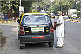 Мумбайские такси. Их тут огромное количество. Есть даже такси, где водители — женщины. Все такси оснащены счетчиками, но водители не очень любят их использовать. Кстати, по счетчику ездить очень выгодно — цена получается очень даже приемлемой. Первые две буквы MH — на номерном знаке — это сокращенная аббревиатура названия штата — Махараштра...
*
*