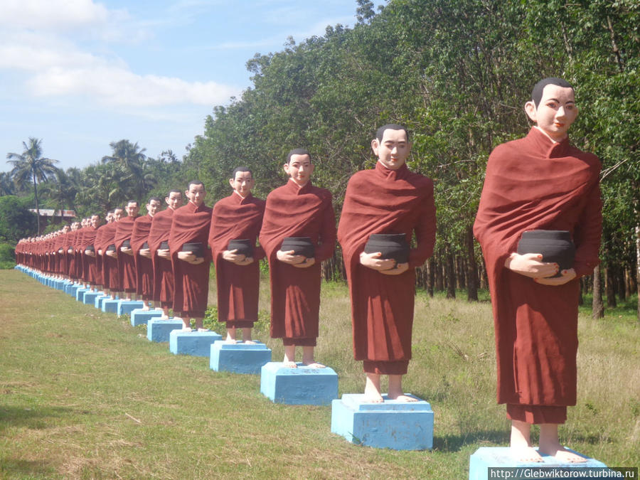 500 статуй монахов у входа в комплекс медитации Вин Сейн Мудон, Мьянма