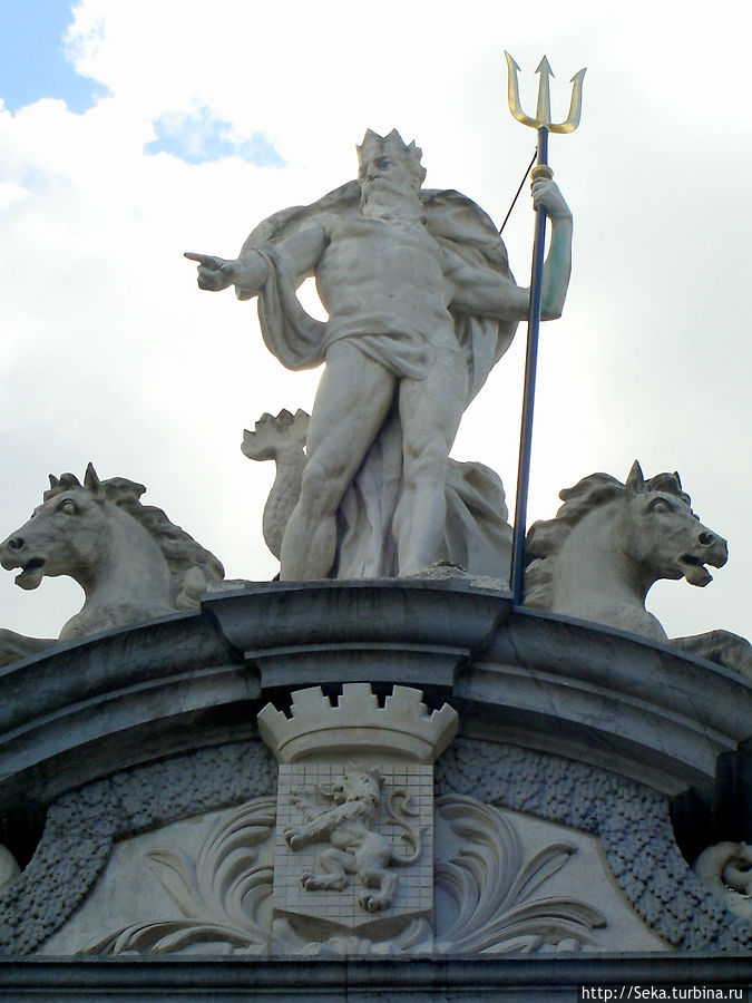 Скульптура Нептуна на воротах Старого рыбного рынка Скульптура Нептуна на воротах Старого рыбного рынка