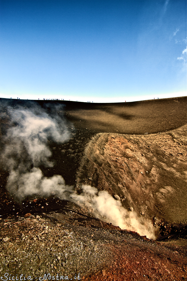 Наконец-то добрались до первого кратера. Кратер дымит. Земля под ногами горячая. Вулкан Этна Национальный Парк (3350м), Италия