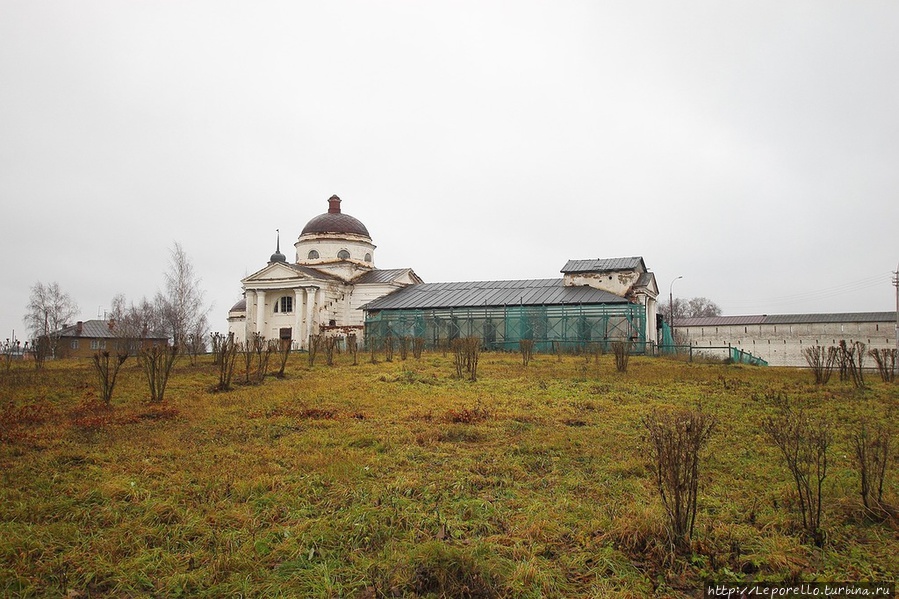 Кирилло-Белозерский монастырь под октябрьским дождем Кириллов, Россия