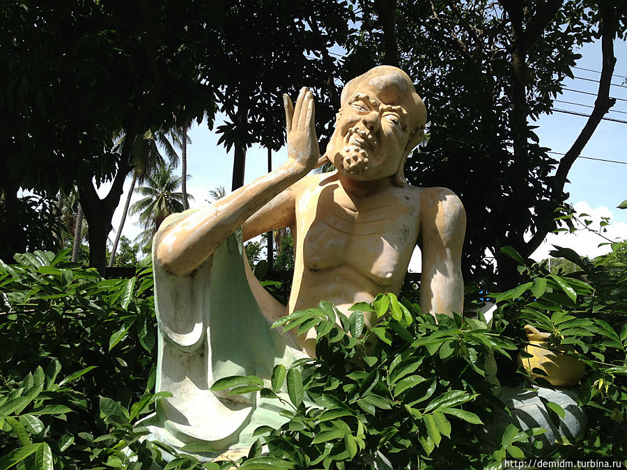 Вот этот четвертый святой по имени Пра Чеу Ли Пуан То Ке защищает от страданий при болезнях, дает удачу, процветание и счастье всей семье. Бан-Банг-Саен, Таиланд