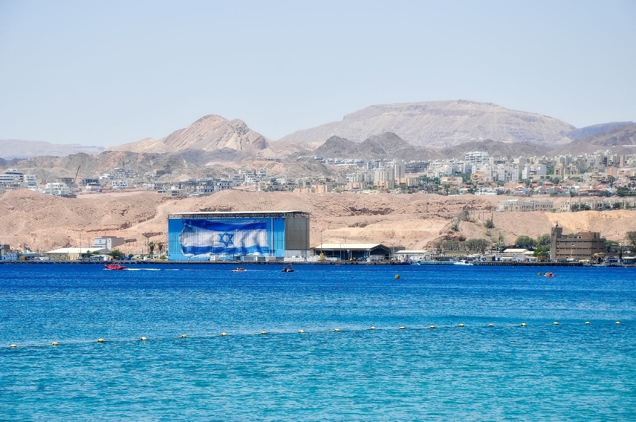 Израильский флаг на западной стороне Акабского залива Эйлат, Израиль