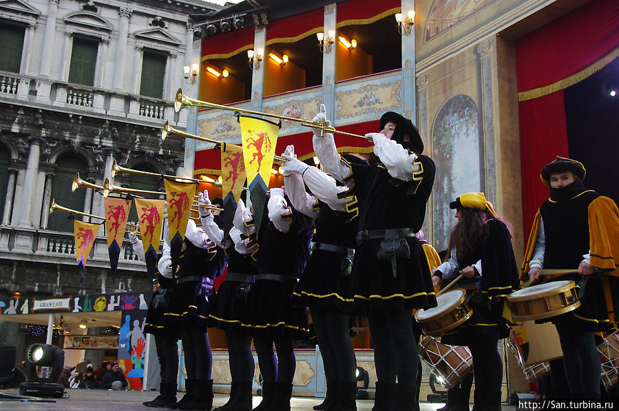 Трубачи трубят закрытие первого дня. Трубачи трубят закрытие первого дня.