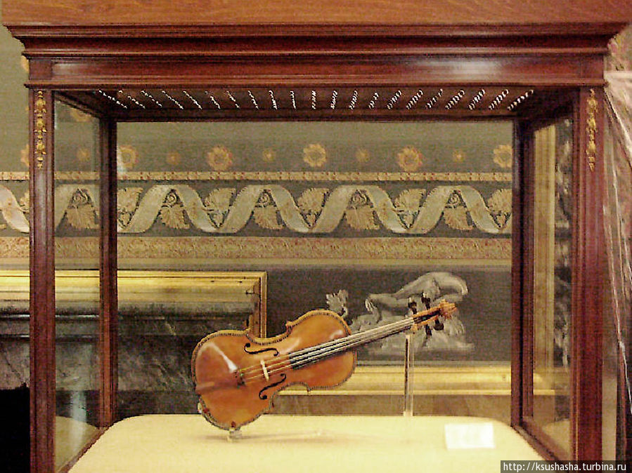 Одна из скрипок Страдивари в коллекции Дворца Мадрид, Испания
