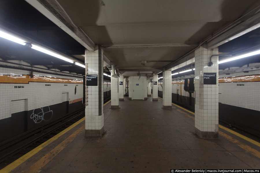 Типичная станция Нью-Йорского метро, их очень много таких, почти одинаковых. Отличаются только таблички с названием. Нью-Йорк, CША