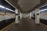 Типичная станция Нью-Йорского метро, их очень много таких, почти одинаковых. Отличаются только таблички с названием.