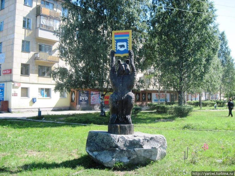 Второй медведь установлен в городе возле дома №16 при повороте на ул. Дзержинского Медвежьегорск, Россия