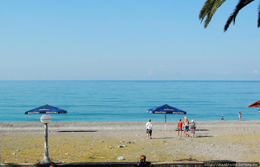 Гагрский пляж пустует, а море манит. Гагра, Абхазия