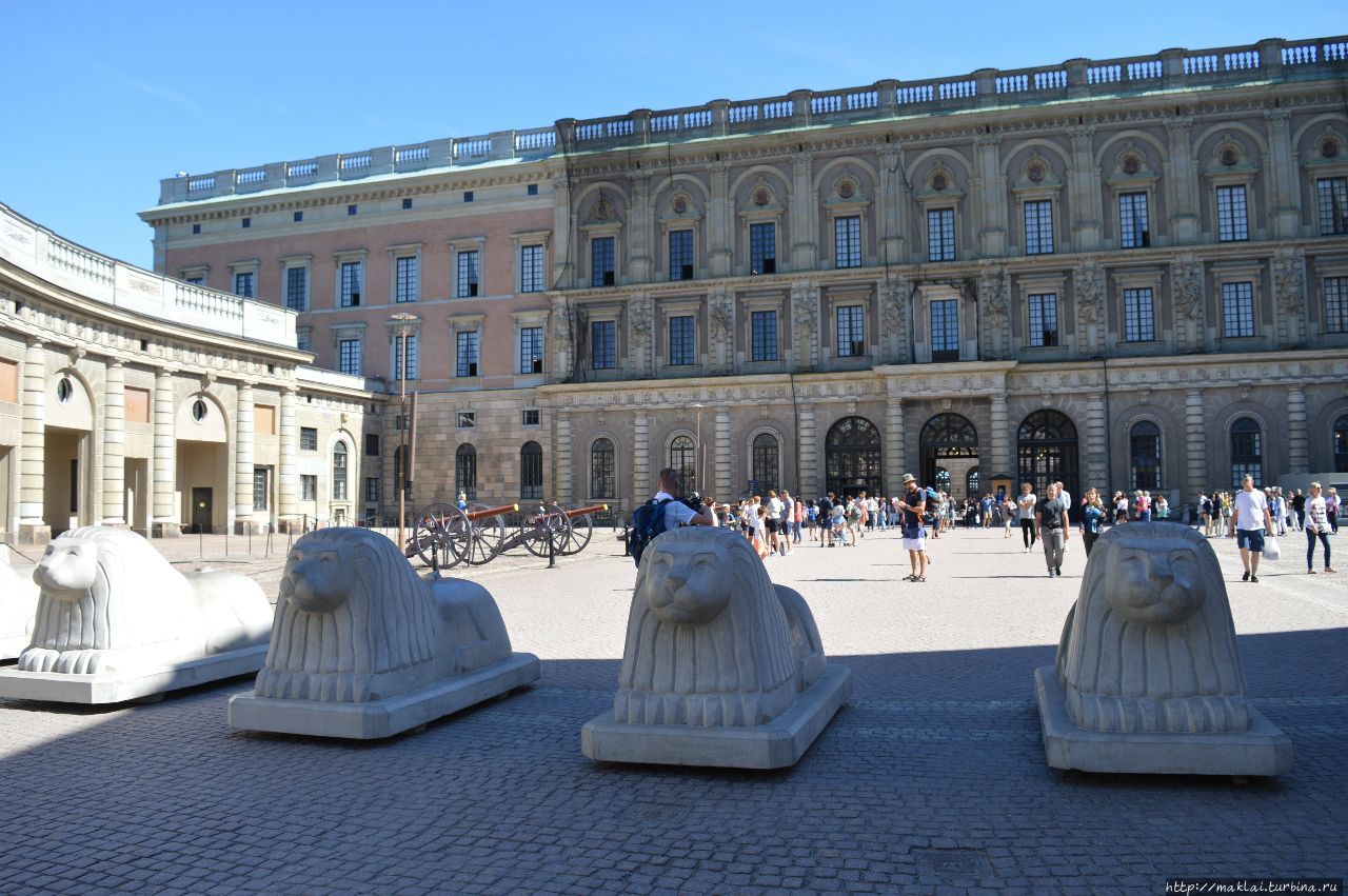 Площадь у Западного (Королевского) фасада Стокгольм, Швеция Площадь у Западного (Королевского) фасада Стокгольм, Швеция