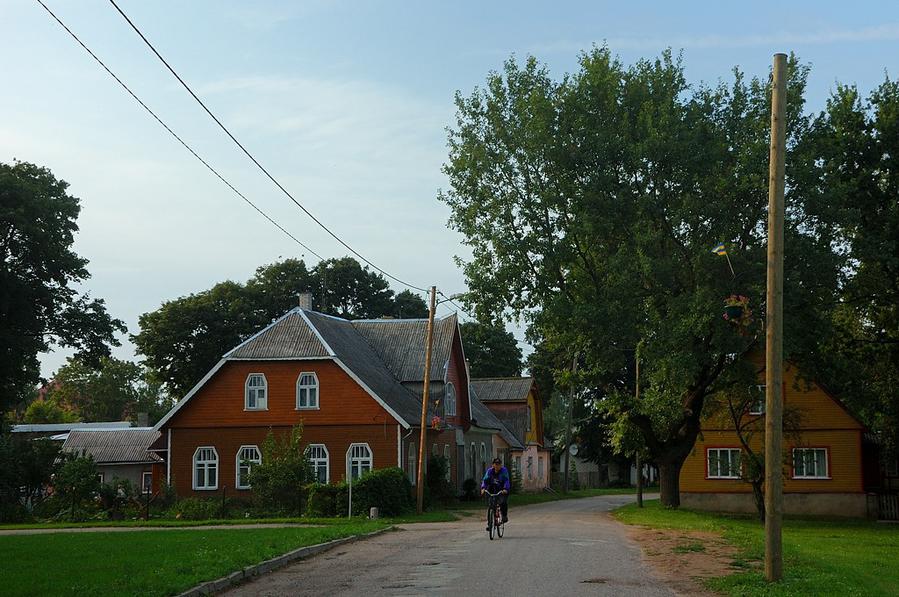 Обычная городская улица Калласте, Эстония