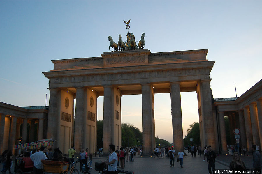 Бранденбургские ворота с восточной стороны Берлин, Германия