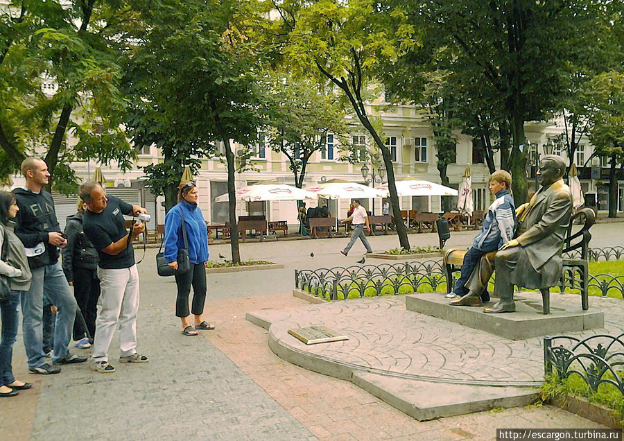 А вот и так любимый горожанами и гостями города Памятник Утесову, который родился в Одессе и посвятил своему городу множество песен. Одесса, Украина