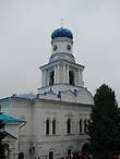 Покровская церковь, вид на южный фасад. Двухэтажное здание церкви выстроено в стиле украинского барокко XVIII века