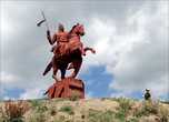 Здесь же — памятник Манасу, эпическому герою Киргизии