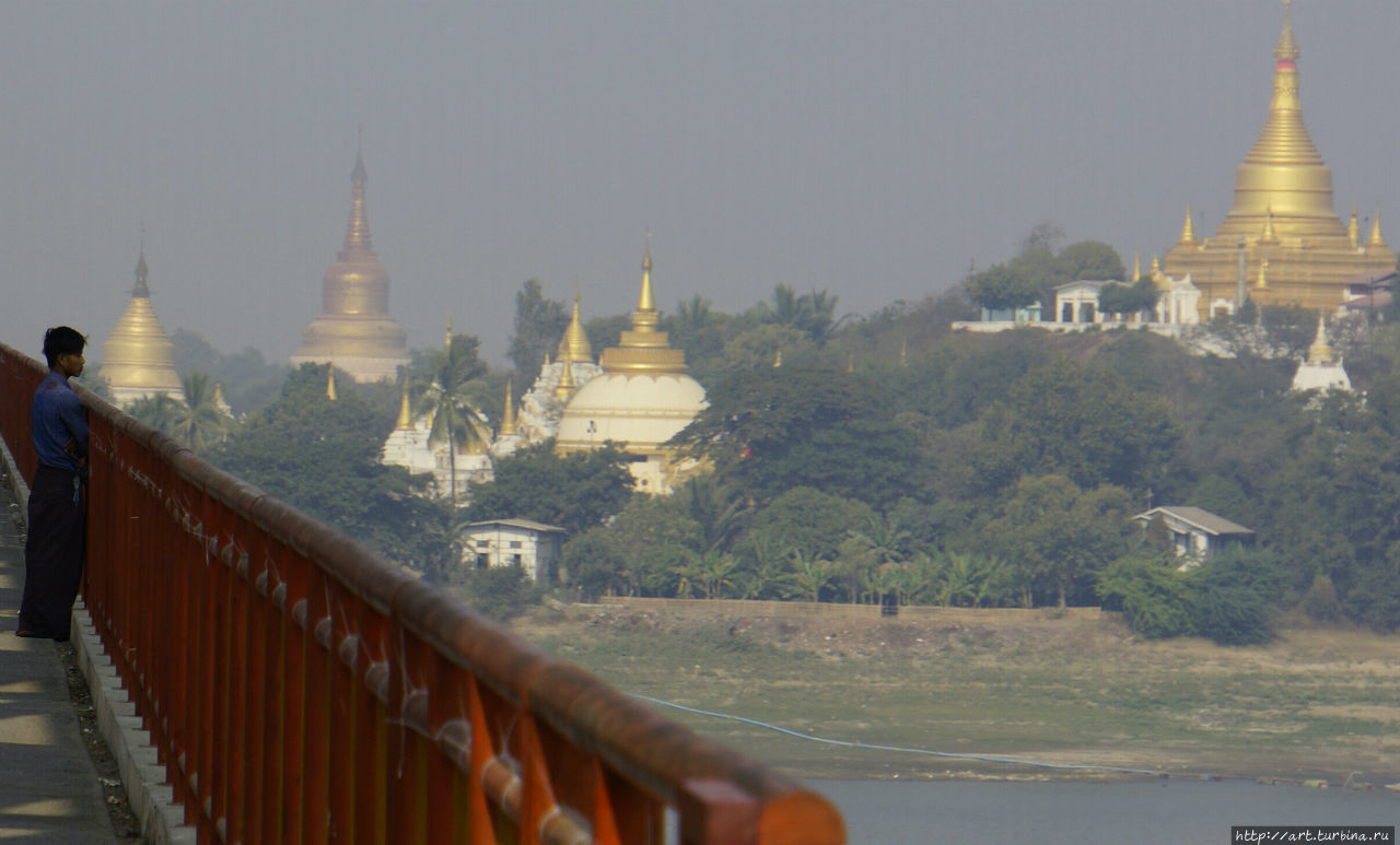 Мост — довольно популярное место у молодежи. Сагайн, Мьянма