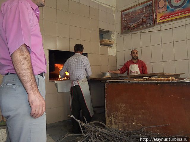 Нас , любопытных , в таких мини —  пекарнях  вегда угощали свежим хлебом. Битлис, Турция