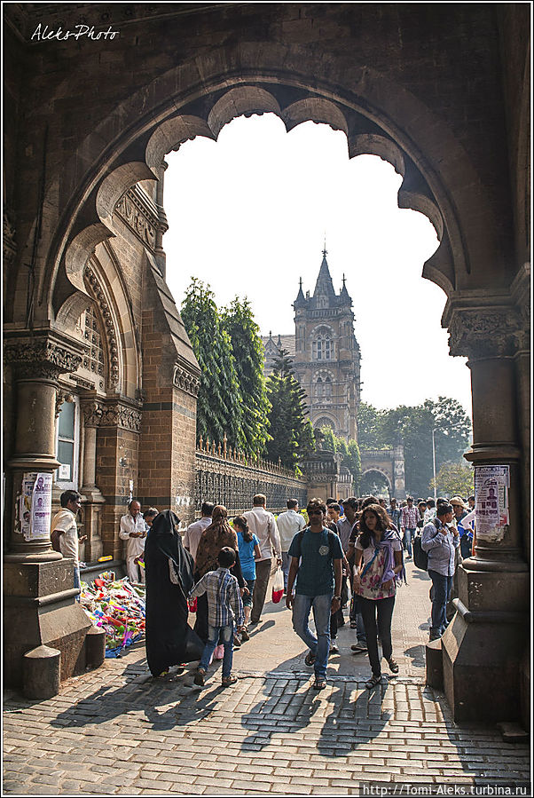 Арки при входе в центральное здание...
* Арки при входе в центральное здание...
*