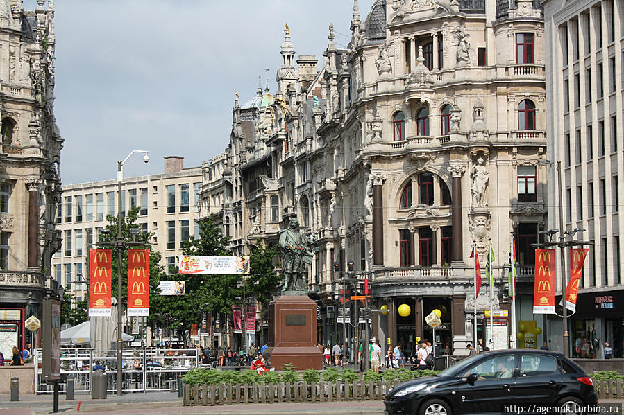 Главная торговая улица города — праздник шопоголика и любителя югенштиля Антверпен, Бельгия
