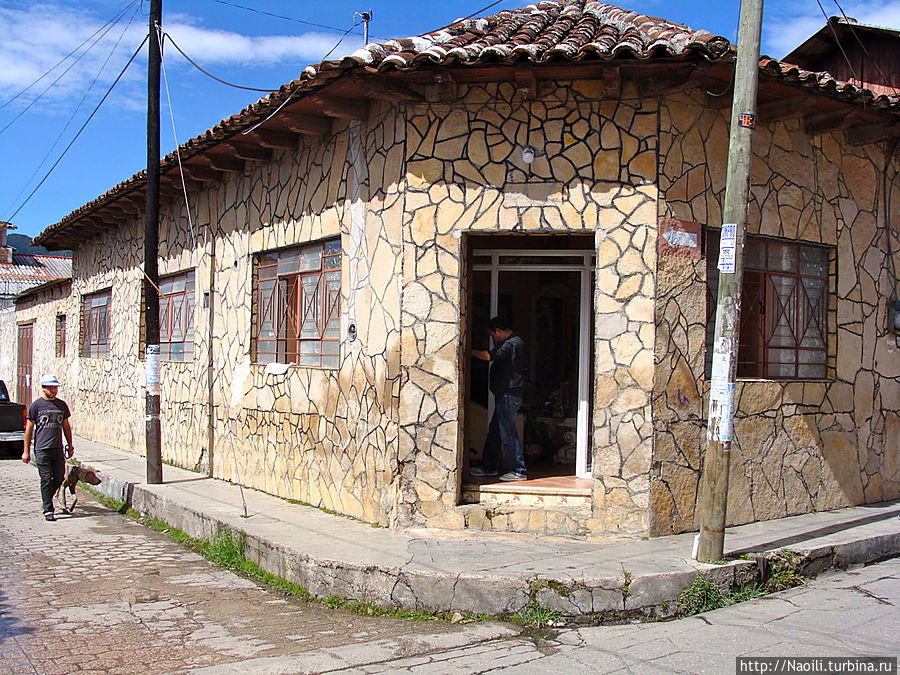 А это простой дом, чуть в стороне от туристических троп Сан-Кристобаль-де-Лас-Касас, Мексика