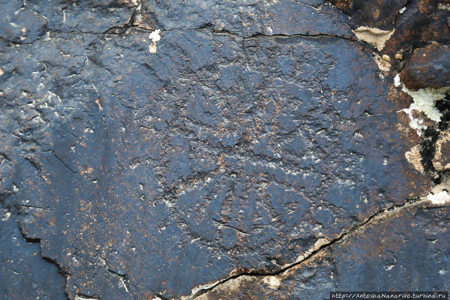 Глубоко выбитое и очень древнее изображение в форме диска. Есть мнение, что это доисторический календарь. Горно-Бадахшанская область, Таджикистан