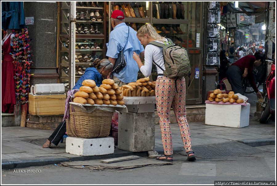 Багет — так во Вьетнаме принято называть хлеб. Если вы спросите у вьетнамского продавца хлеб именно тем словом, которым он именуется в английском, продавец недоуменно пожмет плечами. И лишь услышав от вас французское слово, предложит вам хрустящий батон... Ханой, Вьетнам