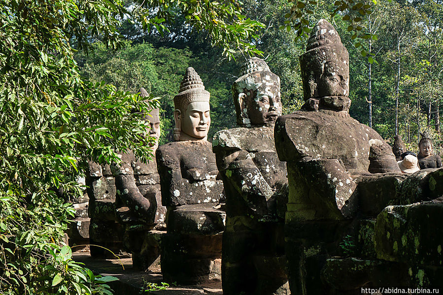 Такие фигурки встречают всех перед входом в ворота храма Ангкор (столица государства кхмеров), Камбоджа