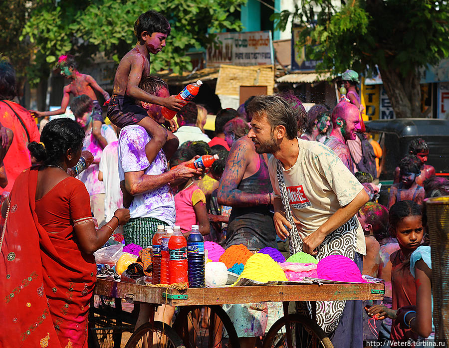 Холи — искренний праздник Хампи, Индия
