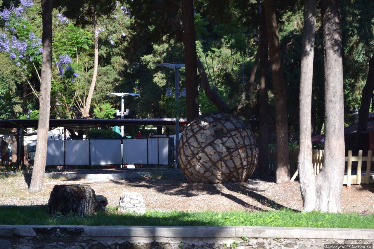 Новый город Родоса. Жизнь продолжается Родос, остров Родос, Греция Новый город Родоса. Жизнь продолжается Родос, остров Родос, Греция