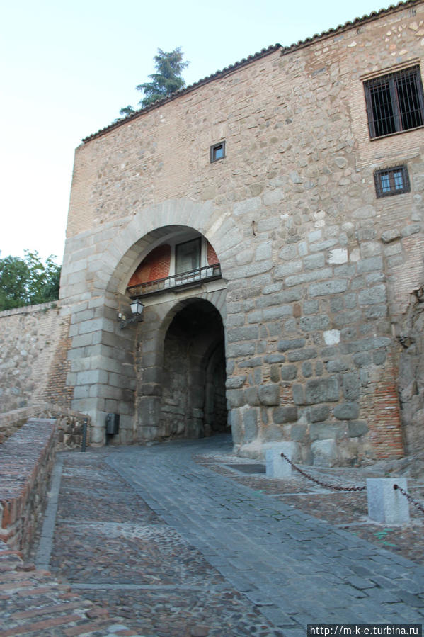 Ворота Солнца, оказывается рядом еще двое ворот Толедо, Испания