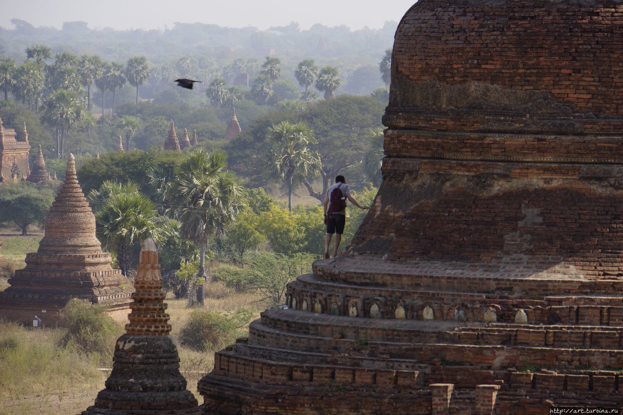а здесь можно полюбоваться равниной Багана сверху Баган, Мьянма