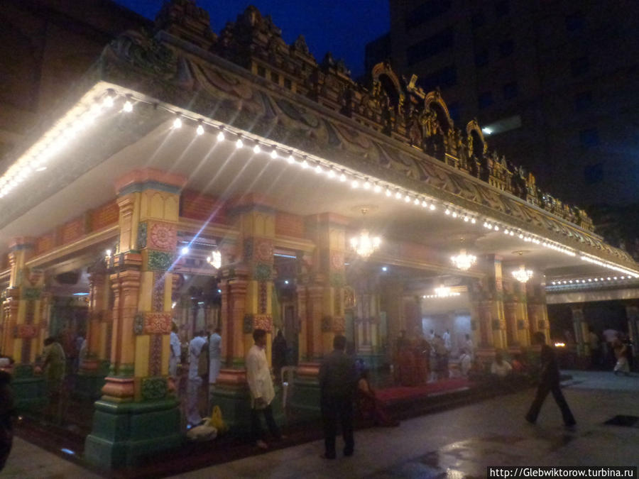 Вечерняя служба в храме Sri Maha Mariamman Куала-Лумпур, Малайзия