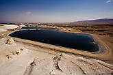 Промышленная разработка минералов и использование 80 % впадающих в Мёртвое море притоков привели к резкому падению уровня грунтовых вод. Так выглядит резервуар с пресной водой, которая используется для нужд местных предприятий.