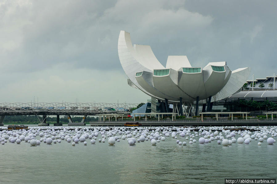 Оригинальное белое здание — это Artscience музей, место проведения крупнейших мировых выставок современного искусства. А белые шары на воде — это относительно новая традиция. Горожане пишут на них новогодние пожелания и пускают их в воду. Сингапур (город-государство)
