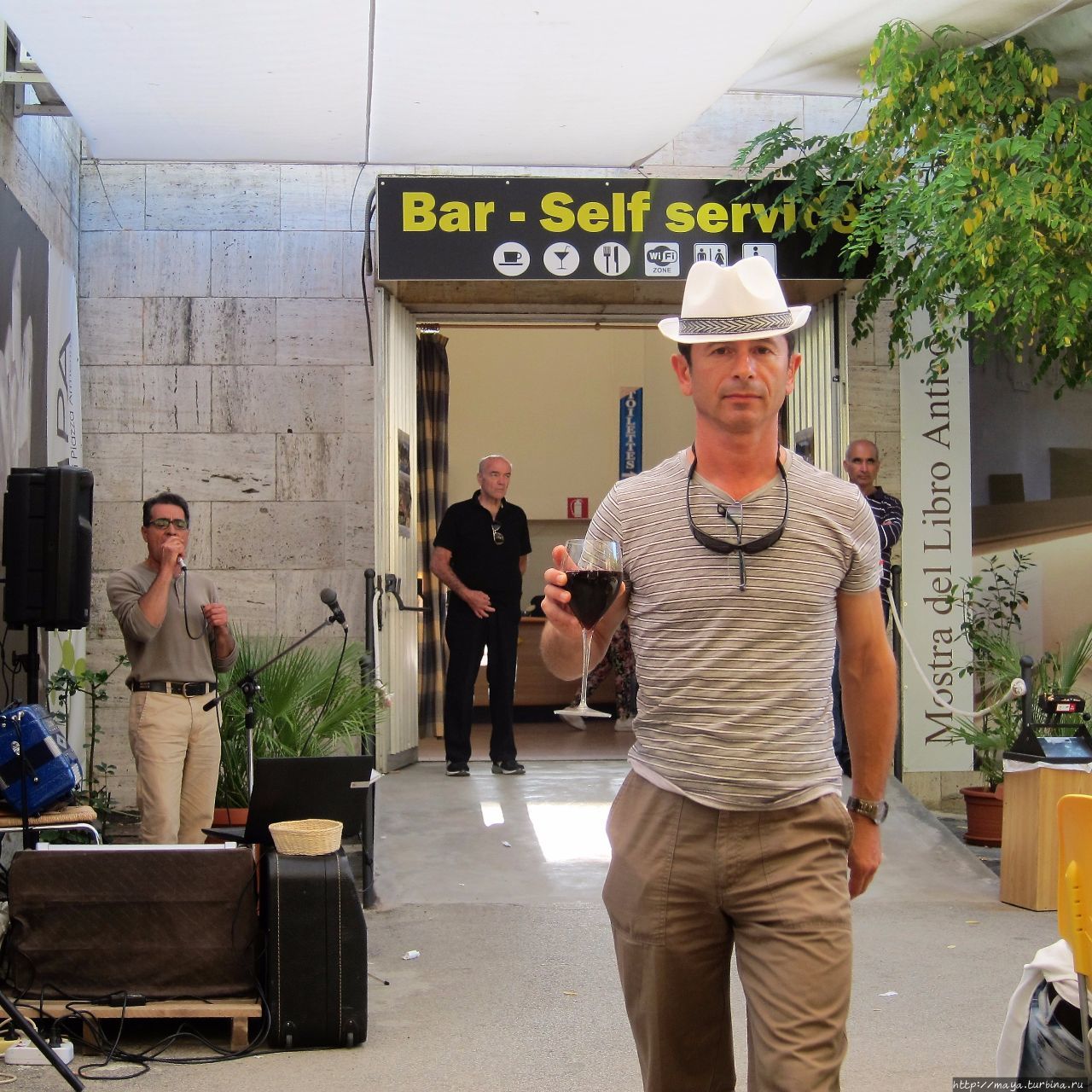 И выпьем вина напоследок Пьяцца-Армерина, Италия И выпьем вина напоследок Пьяцца-Армерина, Италия