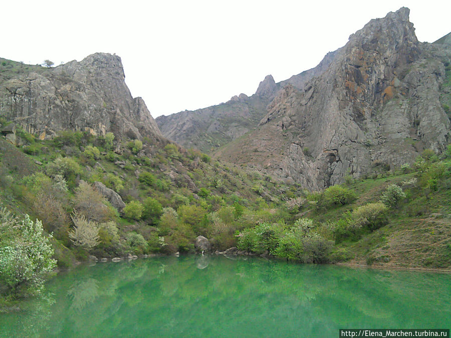 Прямо над озером возвышается красивая гора Муэдзин-Кая, а с востока нависают остроконечные пики горы Чок-Сары-Кая. Зеленогорье, Россия
