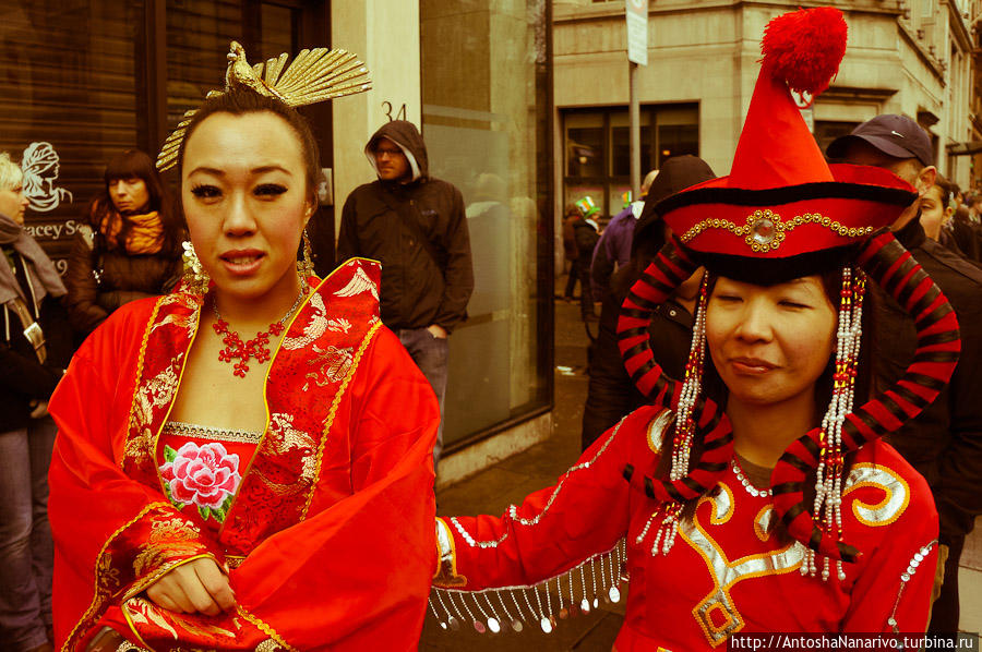 Это участиницы парада из Китая, поэтому одеты по-ихнему, а не в зелёное. Дублин, Ирландия