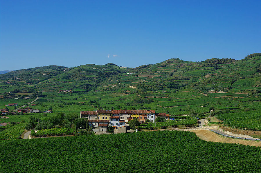 Soave, затерянный среди холмов и виноградников. Соаве, Италия