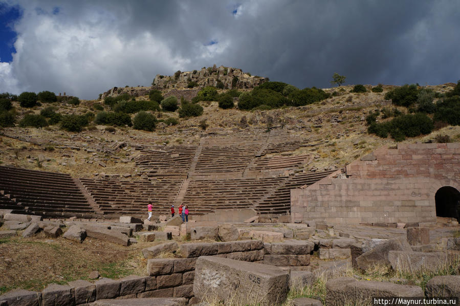Древний   амфитеатр.  Был   восстановлен,   но   опять   приходит  в   запустение. Бехрамкале (Ассос) античный город, Турция