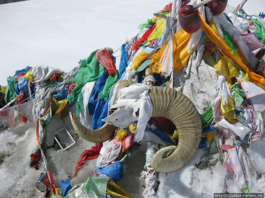 Ритуальная куча — ова на вершине горы Монгун-Тайги Тыва, Россия Ритуальная куча — ова на вершине горы Монгун-Тайги Тыва, Россия