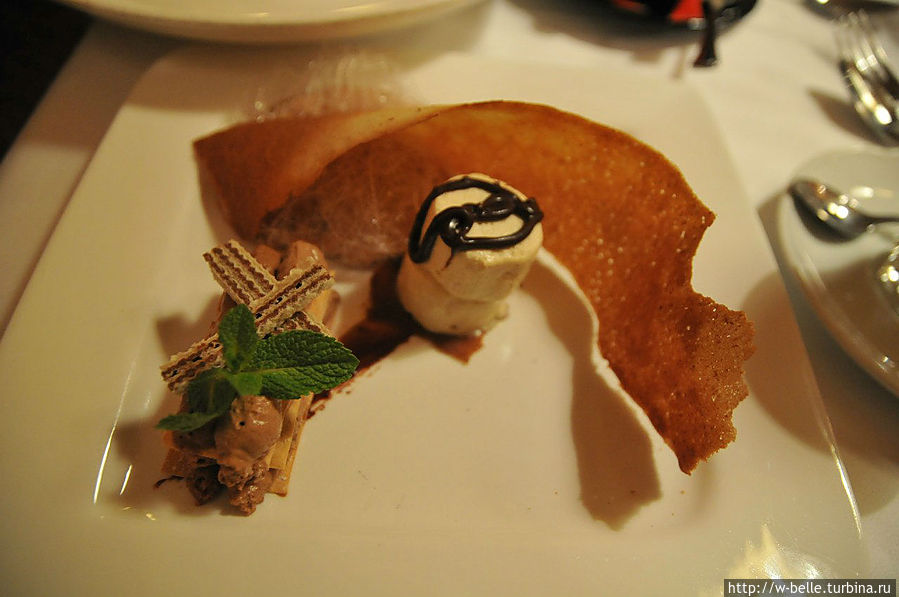 Десерт: в центре — суфле сумасшедше вкусное,
а за ним — печенюшка, а за ней — карамельная дымка... Зальцбург, Австрия