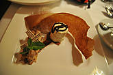 Десерт: в центре — суфле сумасшедше вкусное,
а за ним — печенюшка, а за ней — карамельная дымка...