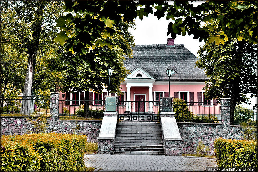 К историческим памятникам города относится дом-музей Адама Мицкевича. К историческим памятникам города относится дом-музей Адама Мицкевича.