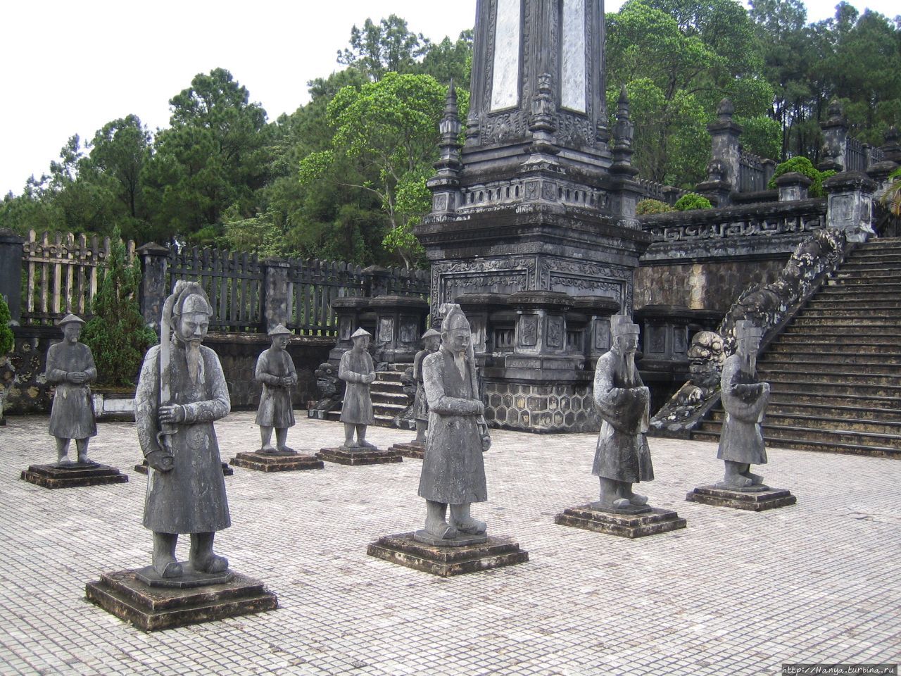 Хюэ. Гробница  императора Кхай Диня. Стела и фигуры  воинов