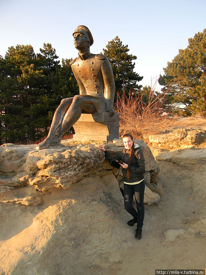 Лермонтов и моя дочь смотрят вдаль на Эльбрус Лермонтов и моя дочь смотрят вдаль на Эльбрус