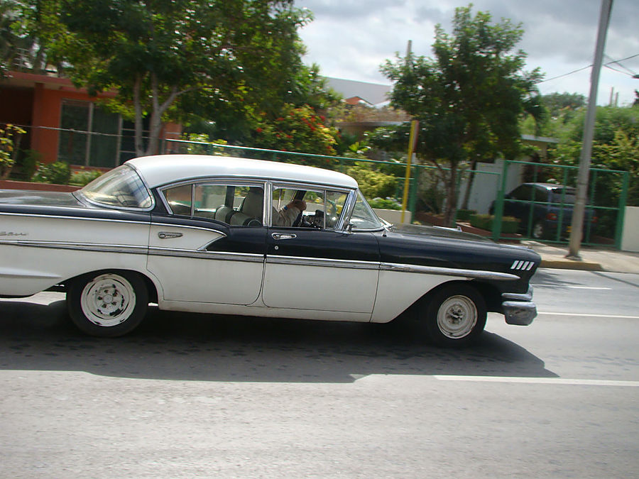 Ретро-автомобили острова Свободы Гавана, Куба Ретро-автомобили острова Свободы Гавана, Куба